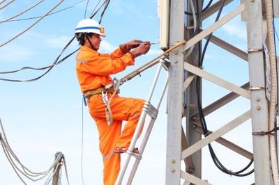 Quảng Ngãi: Lý Sơn giữ dòng điện thông suốt giữa mùa cao điểm