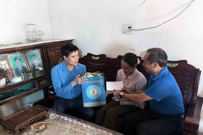 Phó Chủ tịch Thường trực Tổng LĐLĐ Việt Nam thăm, tặng quà công nhân lao động tại Thanh Hóa