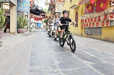 Độc đáo con đường đá xanh