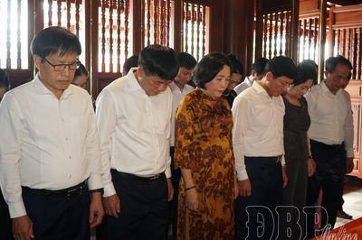 Phó Chủ tịch Quốc hội Nguyễn Thị Thanh dâng hương tưởng niệm Chủ tịch Hồ Chí Minh và tri ân liệt sĩ