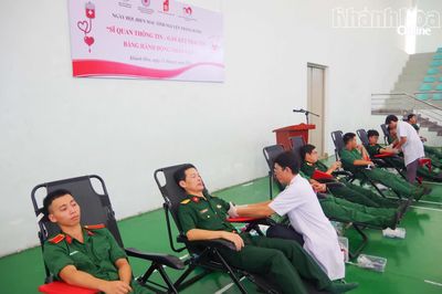 Hơn 500 cán bộ, học viên Trường Sĩ quan Thông tin tham gia hiến máu tình nguyện