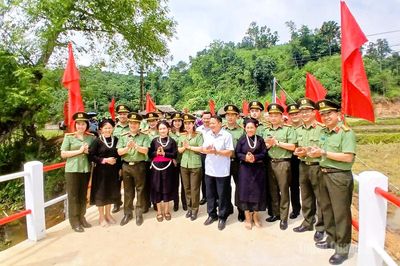 Khánh thành cầu dân sinh thôn Tân Bể nối thôn Kem, xã Tiên Yên