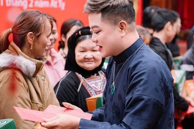 Nghệ nhân ưu tú Đặng Ngọc Anh 'giữ lửa' di sản tín ngưỡng thờ Mẫu và hành trình thiện nguyện