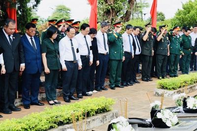 Phó Thủ tướng Hồ Quốc Dũng dự lễ viếng, truy điệu, an táng hài cốt liệt sĩ tại Gia Lai