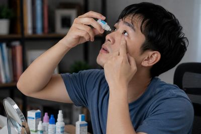 Thói quen hàng ngày gây hại mắt hơn cả dùng điện thoại