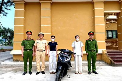 Đi xe máy không đội mũ bảo hiểm, quay video đăng tải mạng xã hội bị Công an Lào Cai xử phạt