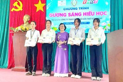 Trao hơn 100 triệu từ Quỹ khuyến học Nguyễn Sinh Sắc và tài trợ tiếp sức sinh viên Trường Cao đẳng Y tế Tiền Giang
