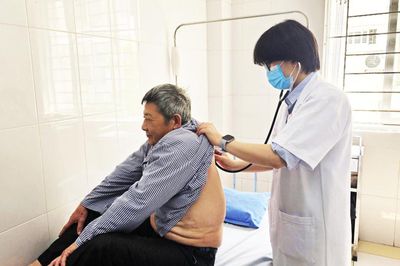 Bảo hiểm y tế đồng hành chăm sóc sức khỏe trẻ em và người cao tuổi