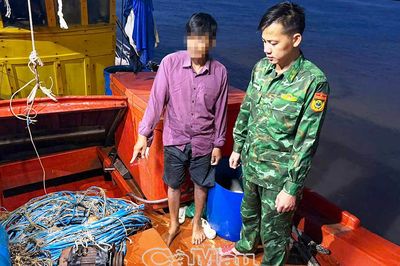Phát hiện tàu cá tàng trữ công cụ kích điện trái phép