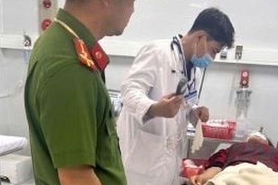 Cô gái 20 tuổi nằm bất tỉnh bên đường với nhiều vết thương may mắn gặp 'ân nhân'