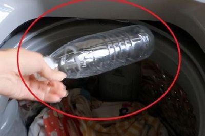 Thả 1 chai nhựa rỗng vào máy giặt, nhiều người bất ngờ vì quần áo ít xoắn rối, đỡ nhăn hơn hẳn