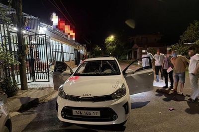 Chiếc KIA Soluto bị chặn lại, tài xế lộ 'bí mật động trời' trong ô tô