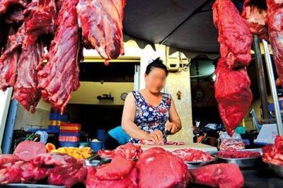 Tai sao ở chợ người bán thường treo thịt bò lên cao, thịt lợn thì bày dưới bàn? 90% người không biết lý do
