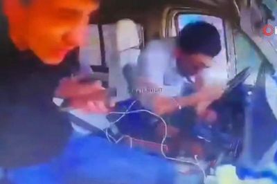 Kinh hoàng clip xe buýt đâm thẳng vào tường với tốc độ cao, hàng loạt hành khách bị hất văng khỏi ghế