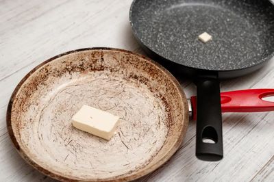 Chảo chống dính có 5 dấu hiệu này, đừng tiếc mà dùng tiếp: Vừa nấu ăn kém ngon vừa tiềm ẩn rủi ro