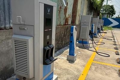 TPHCM: Công an 'truy nóng' bắt nhóm nghiện rượu trộm tài sản tại trạm sạc xe điện