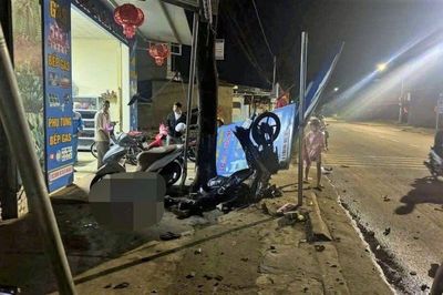 Xe máy tông vào gốc cây bên đường, hai thanh niên ở Đắk Lắk thương vong