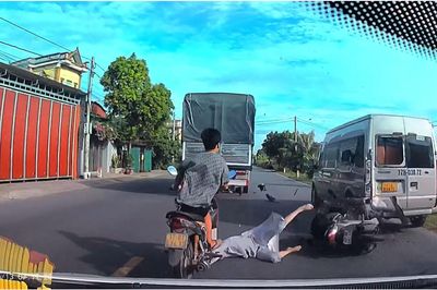 Tông vào xe khách đang đỗ ven Quốc lộ 39, đôi nam nữ tử nạn