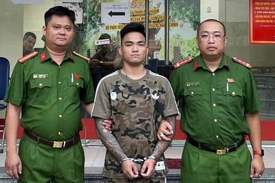 Bắt giữ kẻ dùng điếu cày tấn công người trên phố Lê Duẩn ở Hà Nội