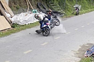 Thót tim khoảnh khắc đá lở từ vách núi rơi trúng người đang đi xe máy