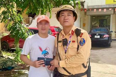 Hà Nội: Đánh rơi ví tiền gần 30 triệu, bất ngờ nhận lại sau chưa đầy 2 giờ