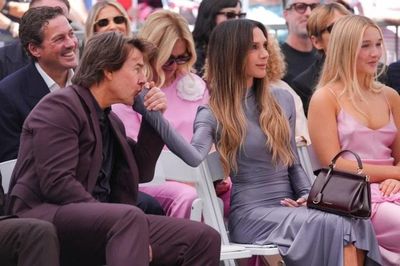 Khoảnh khắc nam tài tử Tom Cruise hôn tay vợ Beckham gây tranh cãi
