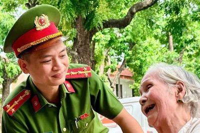 Giữa dòng người hối hả, các chiến sĩ Công an trở thành điểm tựa của người cao tuổi