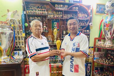 Chàng trai 36 tuổi Trần Đức Tuân và bộ sưu tập bóng đá có '1-0-2'