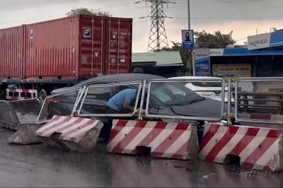 Cầu vượt Tân Thới Hiệp ùn tắc vì va chạm giữa container và ô tô
