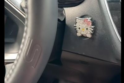 Vật trang trí hình Hello Kitty khiến chiếc Toyota không thể khởi động