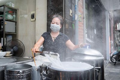 Quán bánh cuốn 'toàn khách Tây' ở Hà Nội