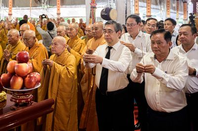 Lãnh đạo TP.HCM tham dự lễ cầu siêu liệt sĩ tại công viên Lê Thị Riêng