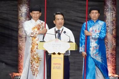 Màn phát biểu song ngữ của Phó Chủ tịch thành phố Huế gây 'sốt'