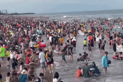 Biển Sầm Sơn 'không còn chỗ trống'