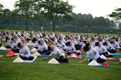 Hà Nội: 1.500 người đồng diễn Yoga tại Công viên Yên Sở