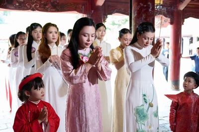 Thí sinh Hoa hậu Di sản Áo dài Việt Nam toàn cầu 2026 thăm Văn Miếu-Quốc Tử Giám, tham gia thiện nguyện tại Bệnh viện