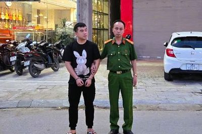 Tài xế taxi đánh tới tấp shipper trên phố