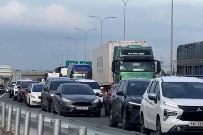 Hàng nghìn phương tiện chật vật di chuyển do ùn tắc kéo dài tại Đồng Nai