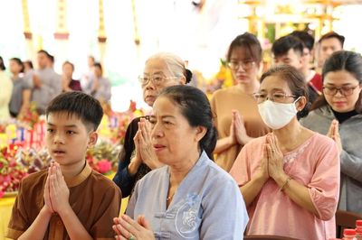 Trang trọng lễ tưởng niệm các Anh hùng liệt sĩ tại Công viên Lê Thị Riêng