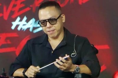 Hoàng Touliver ngồi xe lăn