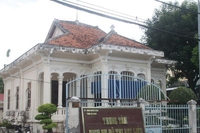 Căn nhà cổ bị bỏ hoang ở Cà Mau