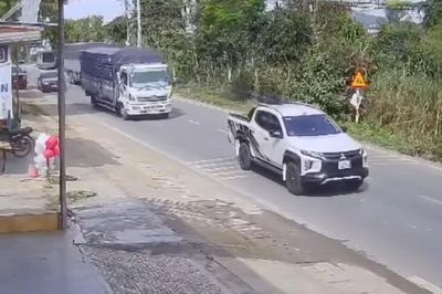 Thót tim cảnh bé gái đạp xe lao ra đường, cả dòng xe phanh gấp tránh tai nạn