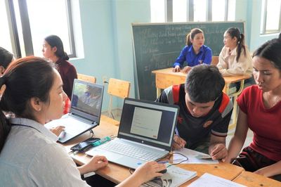 Cuối tuần không nghỉ, cán bộ xuống thôn giúp đồng bào làm thủ tục hành chính