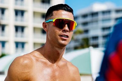 Ronaldo khoe 'body' 6 múi tuyệt phẩm trên bãi biển World Cup