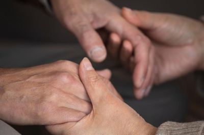 Bao năm chê mẹ kế keo kiệt, tôi nghẹn lòng khi xem cuốn sổ nhỏ