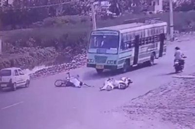 Vừa xem điện thoại vừa lái xe, người đàn ông thoát chết thần kỳ dưới bánh xe khách
