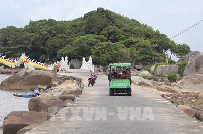 Du lịch Cà Mau: Khám phá Hòn Đá Bạc hoang sơ đón đầu sóng gió