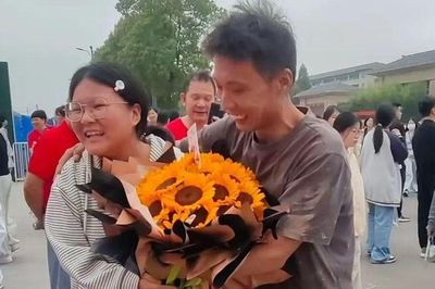 Đón con đi thi Đại học, người đàn ông gây xôn xao với diện mạo lấm lem bùn đất