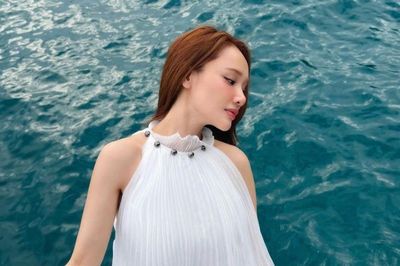 Nhã Phương diện váy cổ yếm, khoe xương quai xanh thanh mảnh