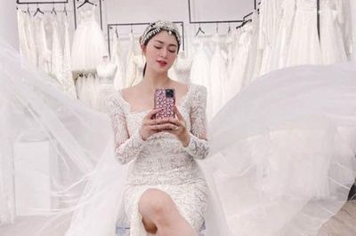Diễn viên Thanh Trúc mặc váy cưới ở tuổi U45